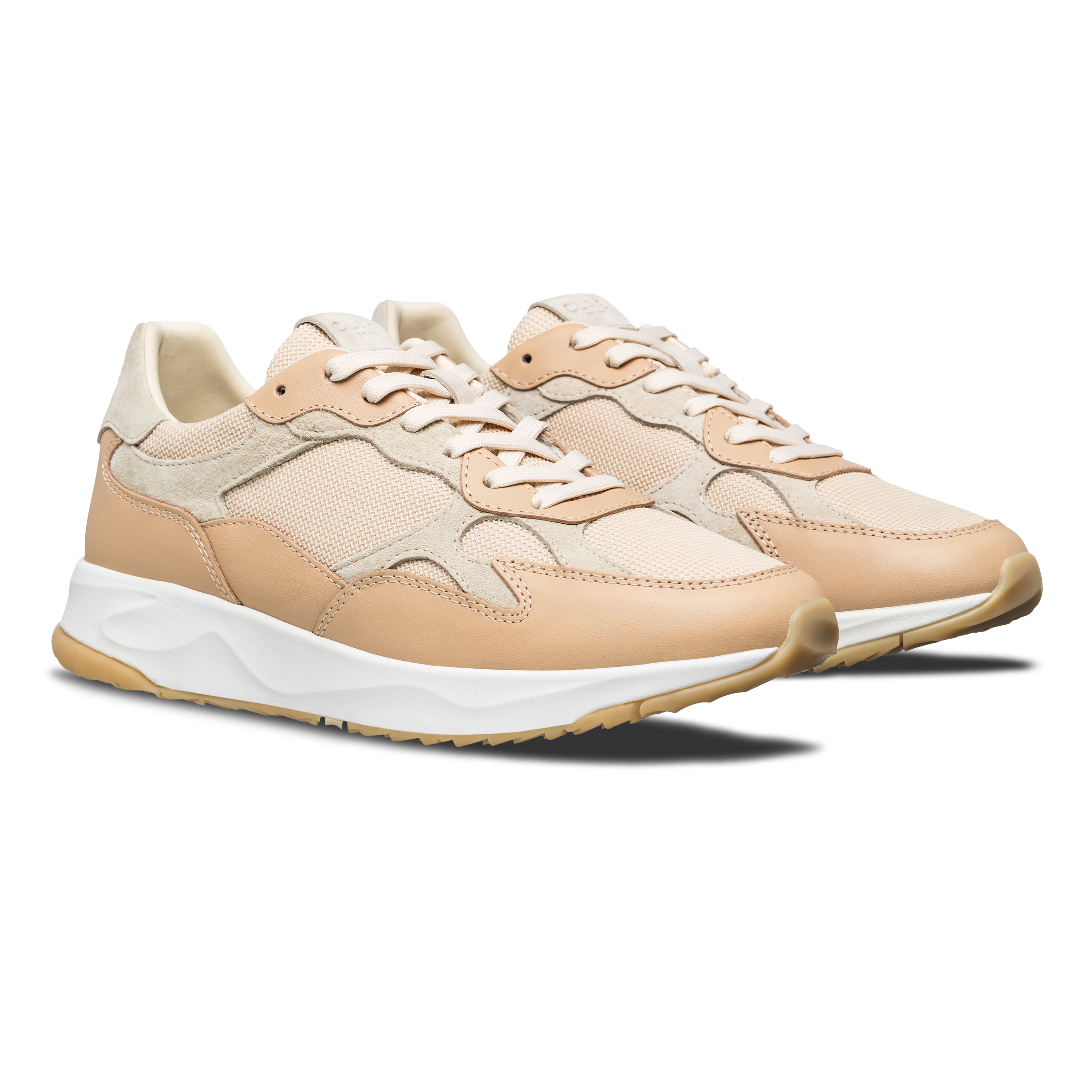 Three-quarter view of Zuma runner in Vegtan Wood Ash, highlighting flexible construction and Desert Track outsole design.